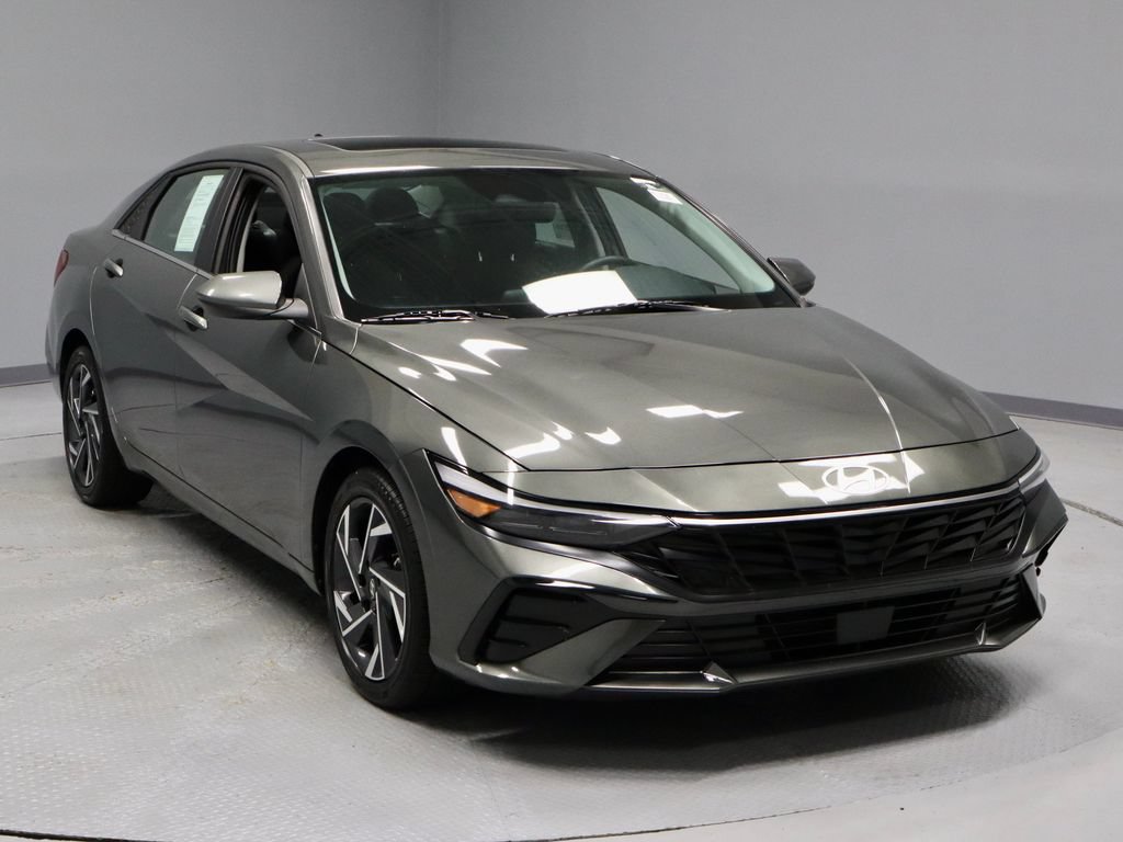 Used 2025 Hyundai Elantra SEL FWD image 1