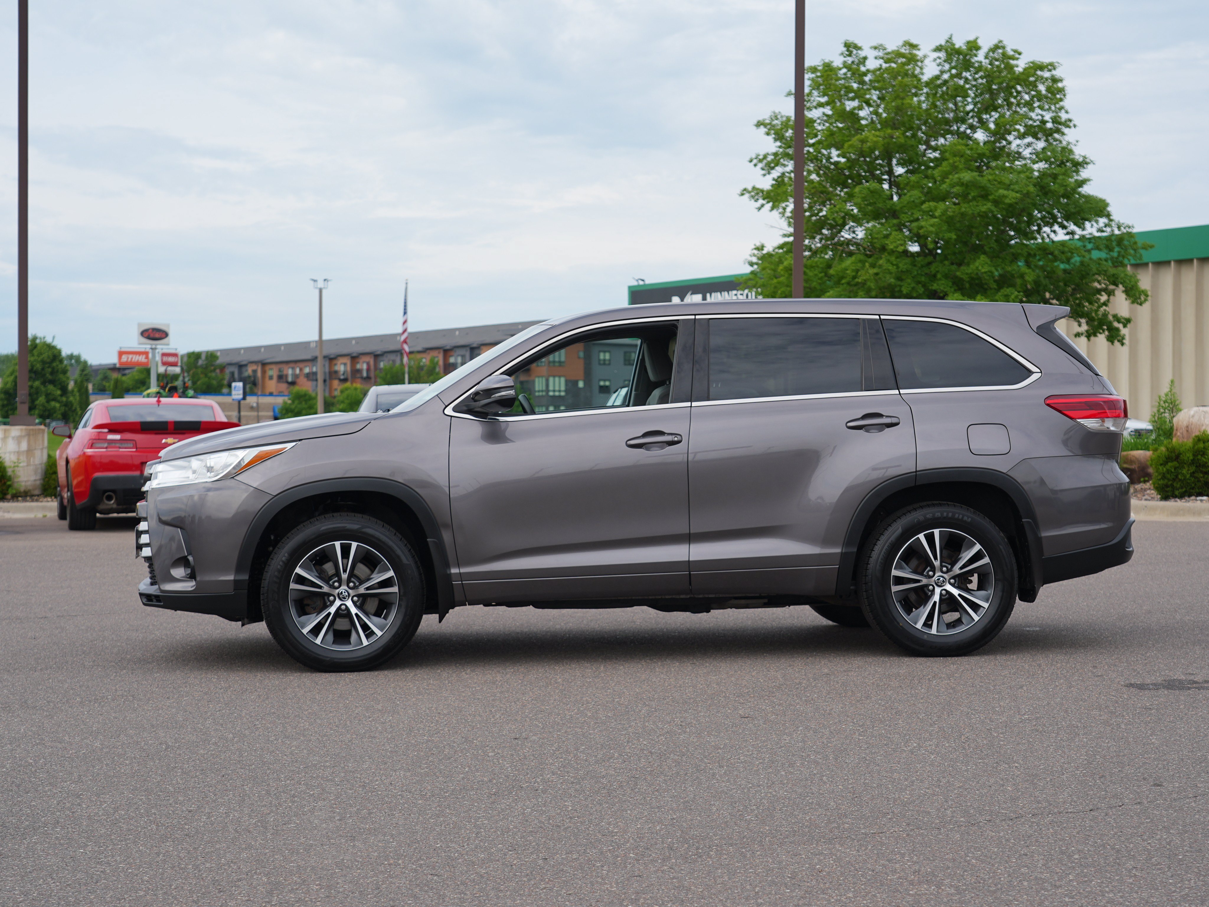 Used 2017 Toyota Highlander LE w/ Carpet Mat Package AWD/4WD image 6