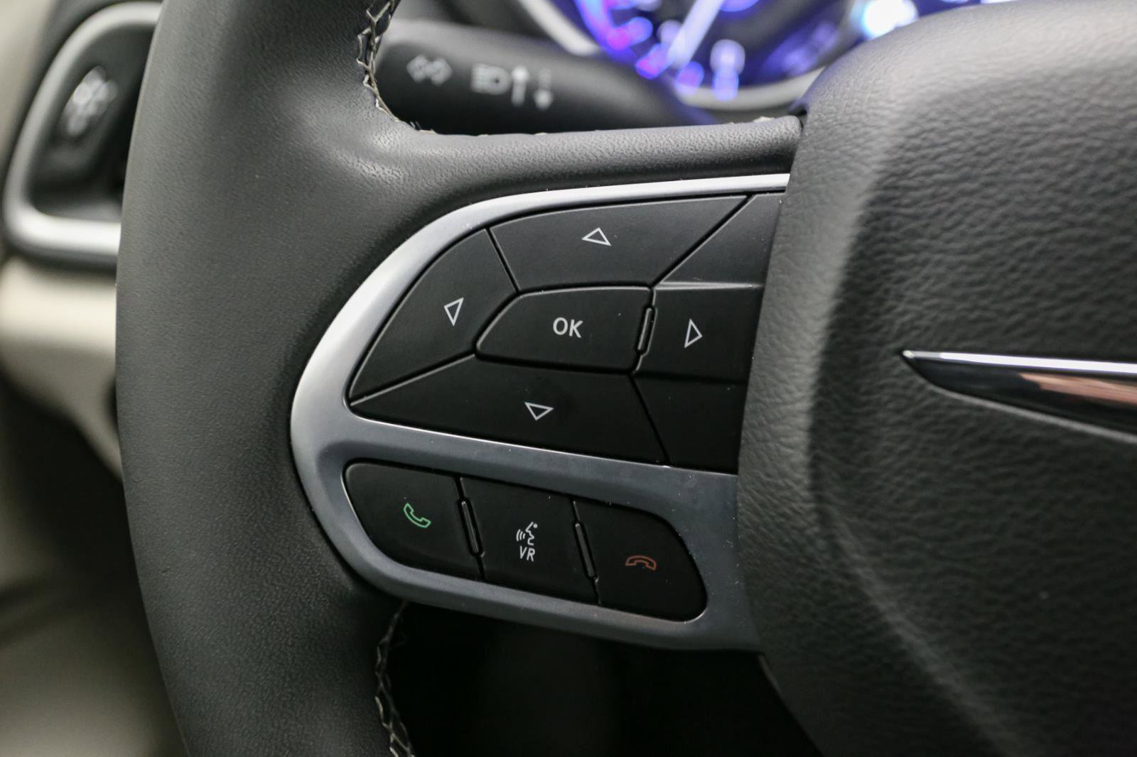 Used 2024 Chrysler Pacifica Touring-L image 31