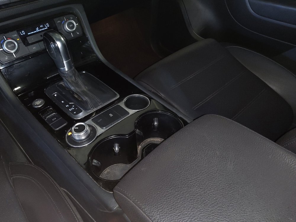 Used 2016 Volkswagen Touareg Sport image 26