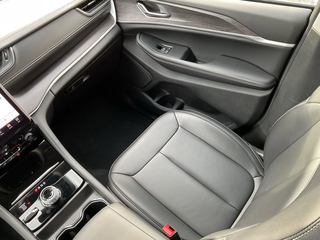 Used 2024 Jeep Grand Cherokee Limited image 17