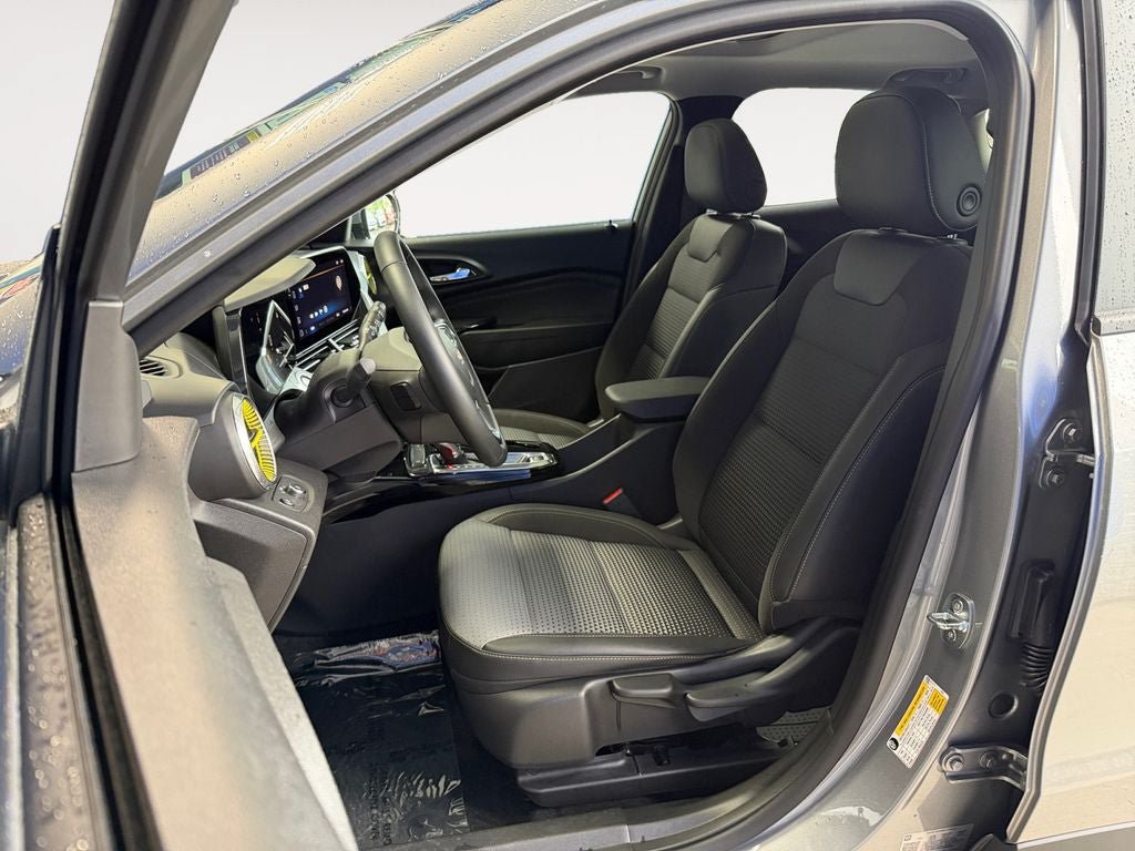 Used 2024 Chevrolet Trax LT w/ Sunroof Package FWD image 6