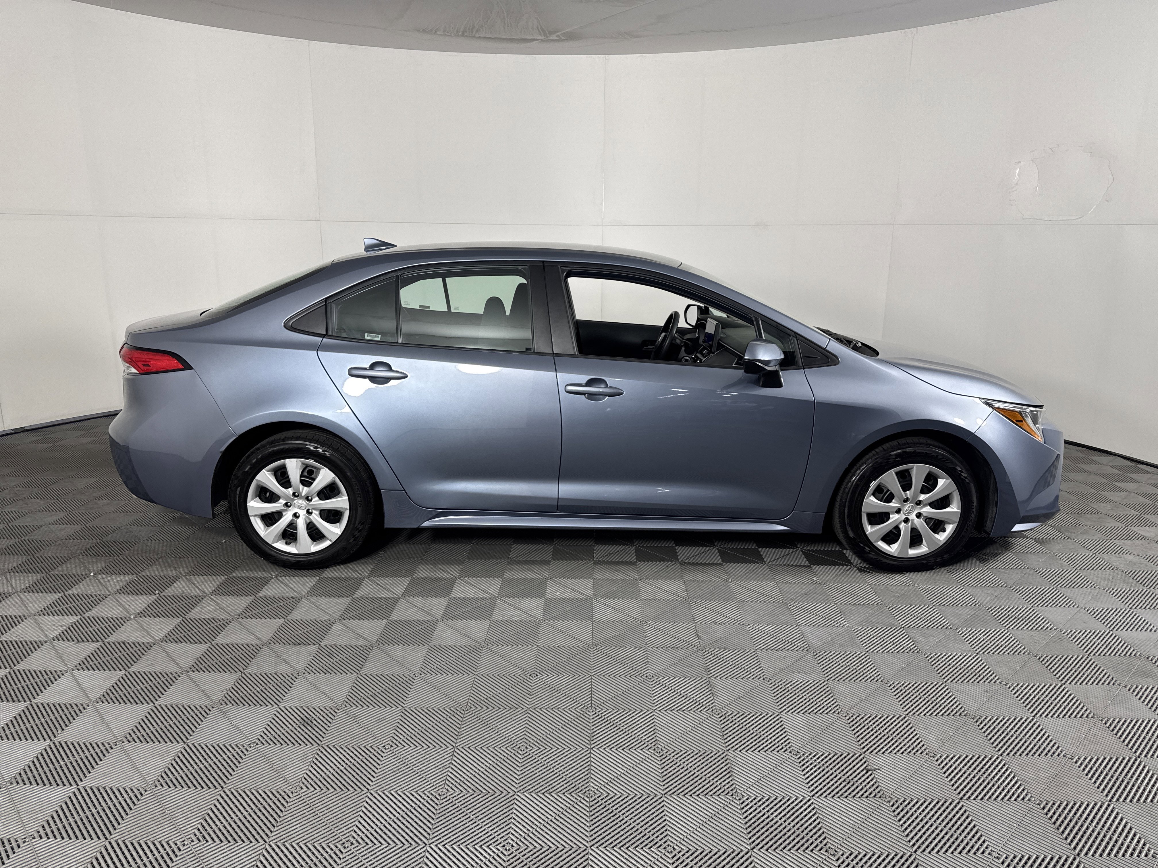 Used 2024 Toyota Corolla LE FWD image 3