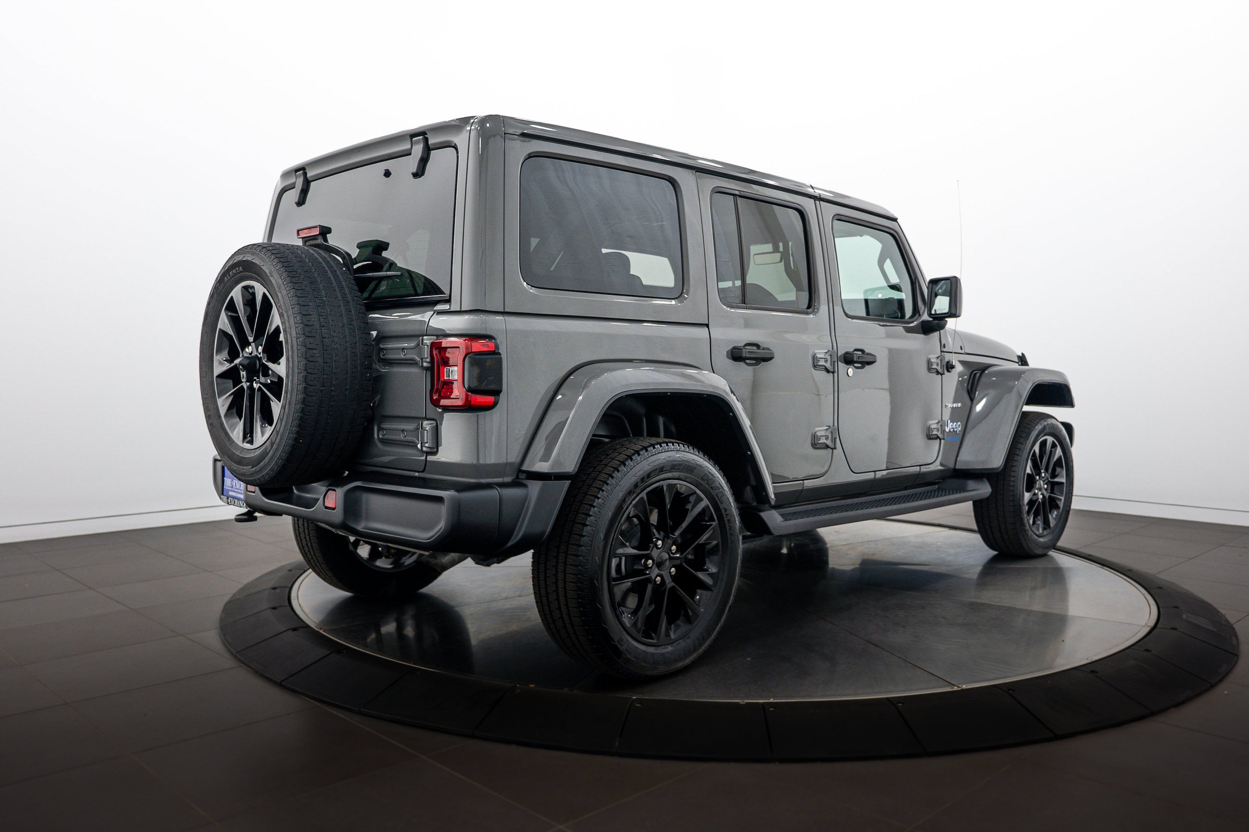 Used 2021 Jeep Wrangler Unlimited Sahara w/ Cold Weather Group AWD/4WD image 4