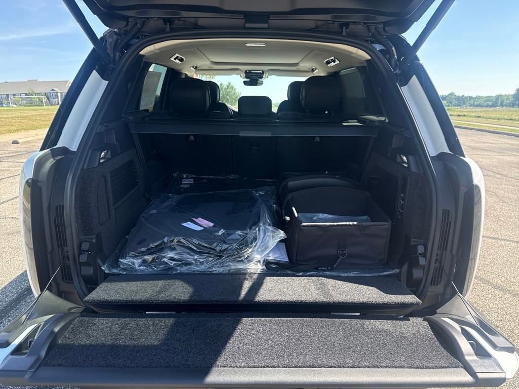 New 2025 Land Rover Range Rover Long Wheelbase SE image 9