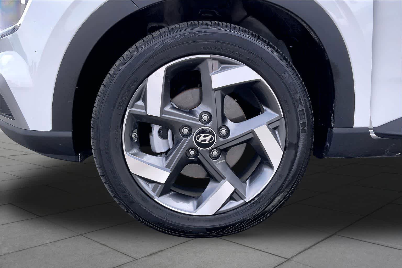 Used 2025 Hyundai Venue SEL FWD image 11