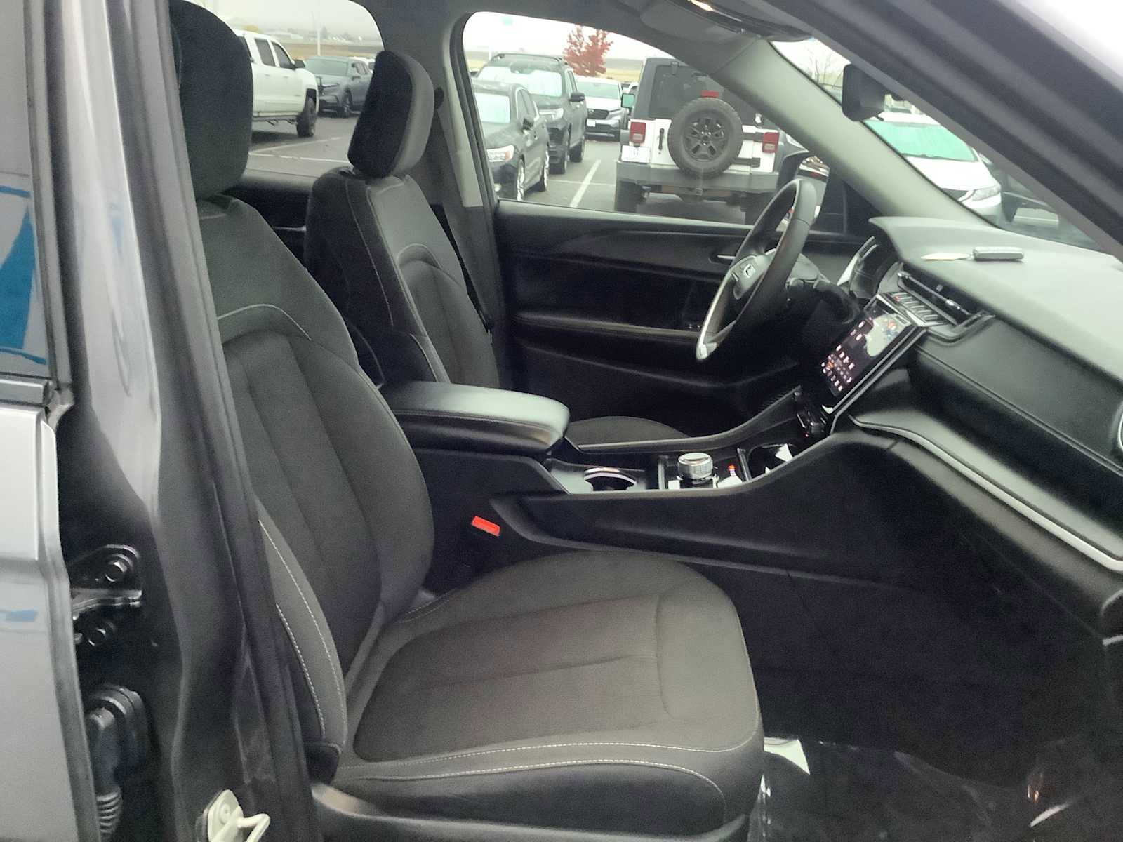 Used 2023 Jeep Grand Cherokee L Laredo image 15