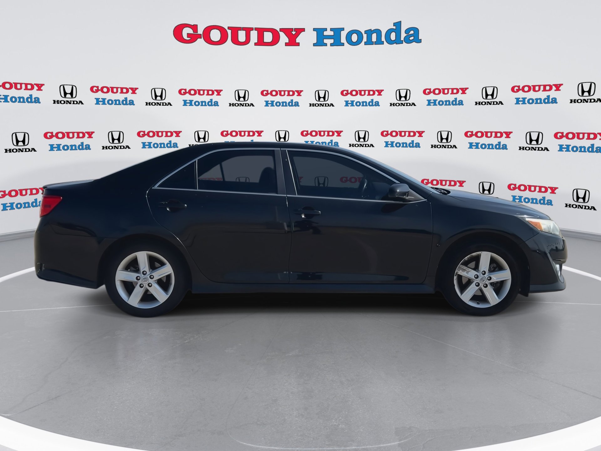 Used 2014 Toyota Camry SE FWD image 9