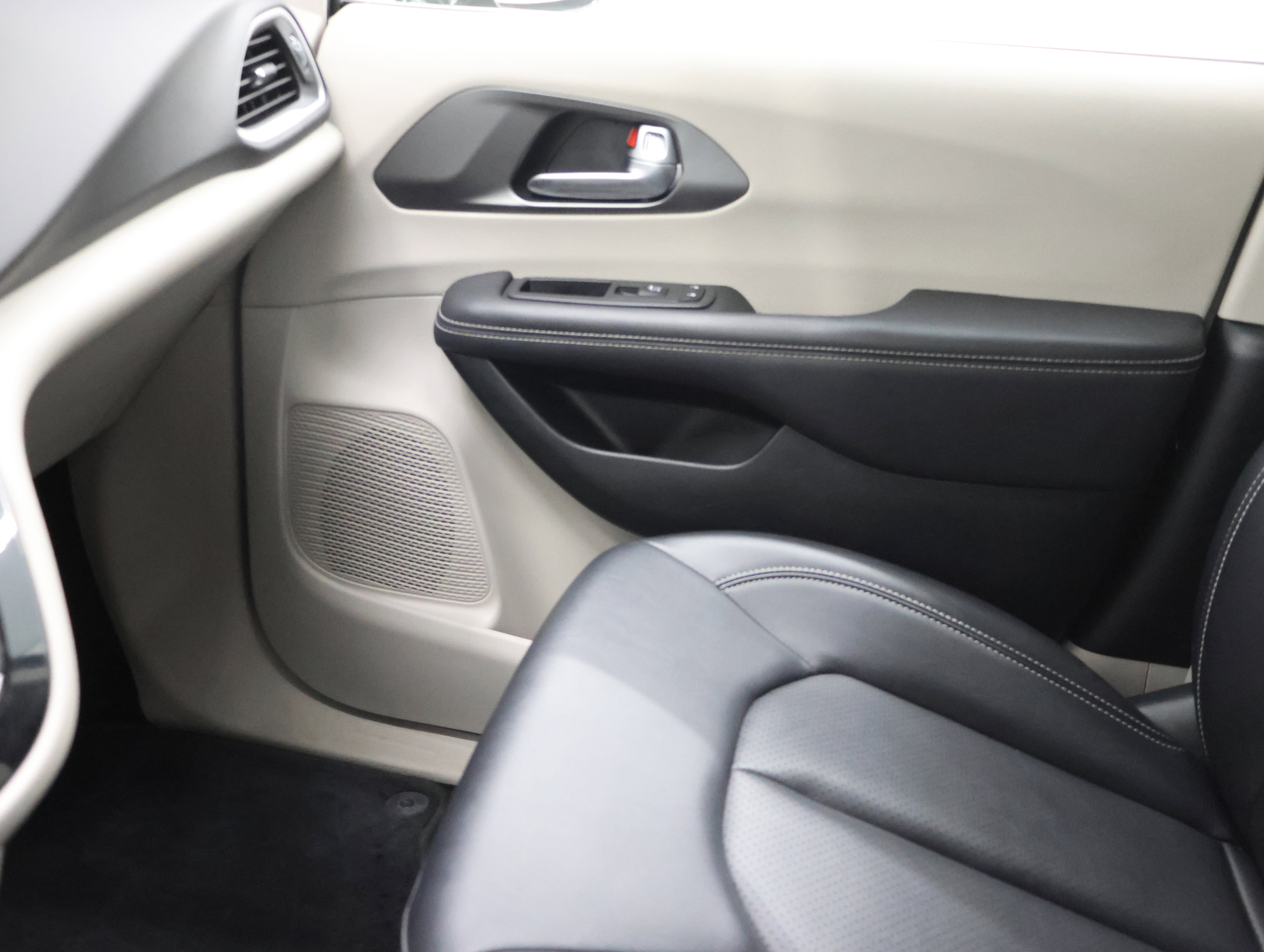Used 2024 Chrysler Pacifica Touring-L FWD image 14