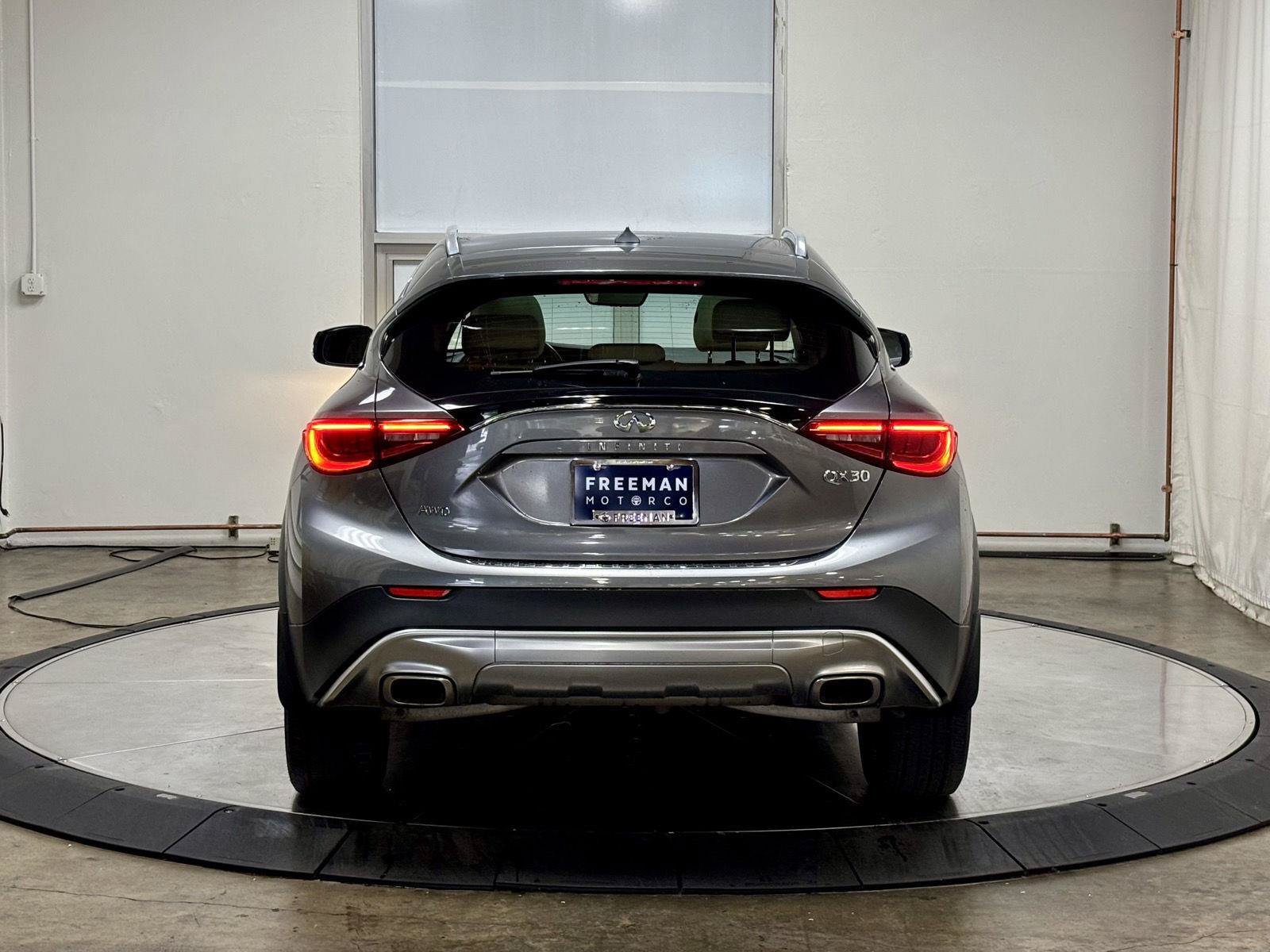 Used 2017 INFINITI QX30 Premium AWD/4WD image 8