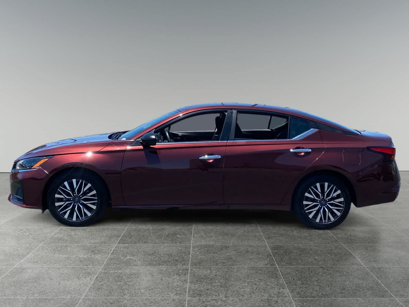 Used 2025 Nissan Altima 2.5 SV FWD image 2