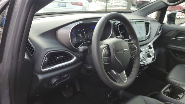 Certified 2025 Chrysler Pacifica Select image 9