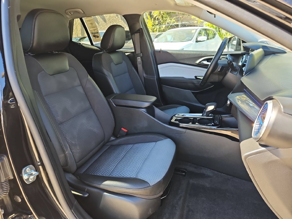 Used 2025 Chevrolet Trax LT w/ LT Convenience Package FWD image 31