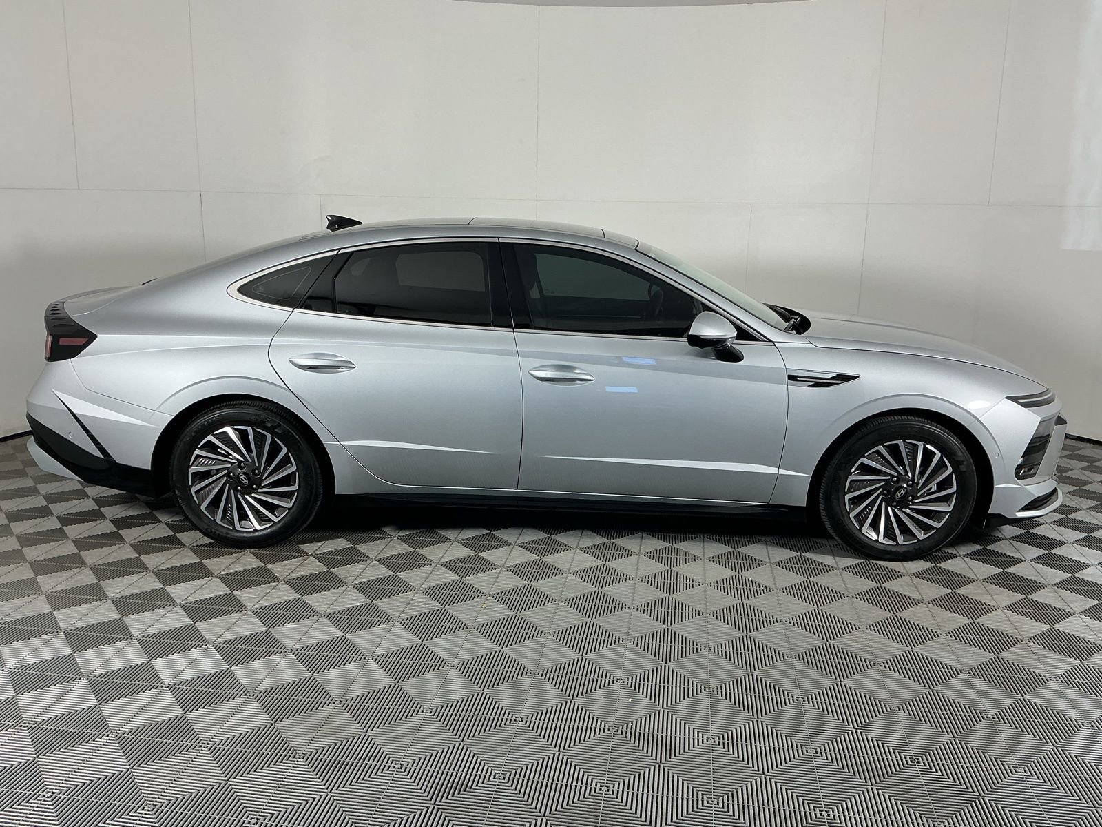 Used 2024 Hyundai Sonata Limited image 9