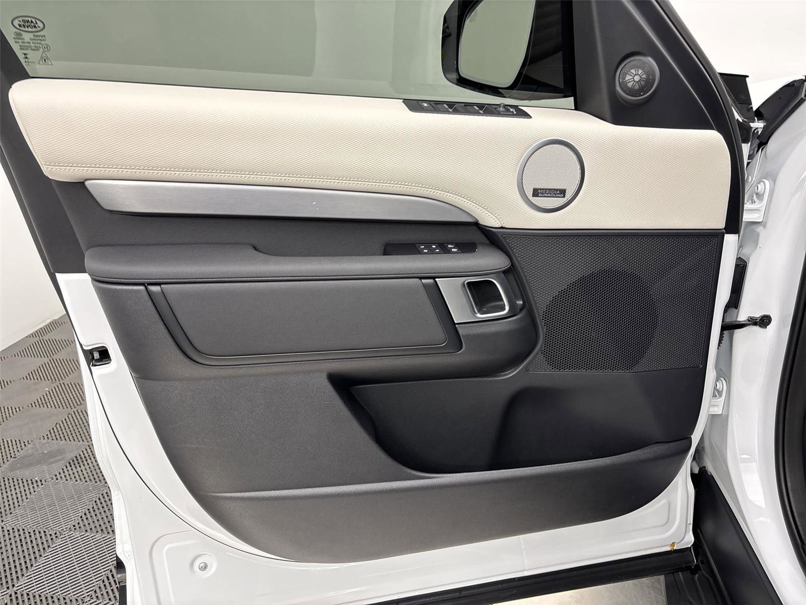 Used 2025 Land Rover Discovery Dynamic SE AWD/4WD image 26