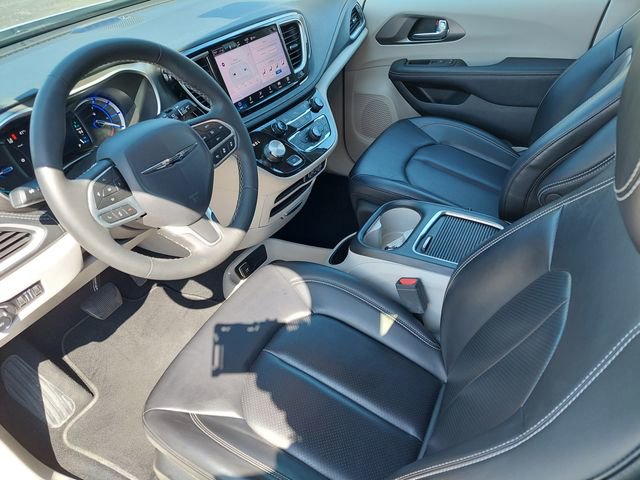 Used 2023 Chrysler Pacifica Touring-L image 9