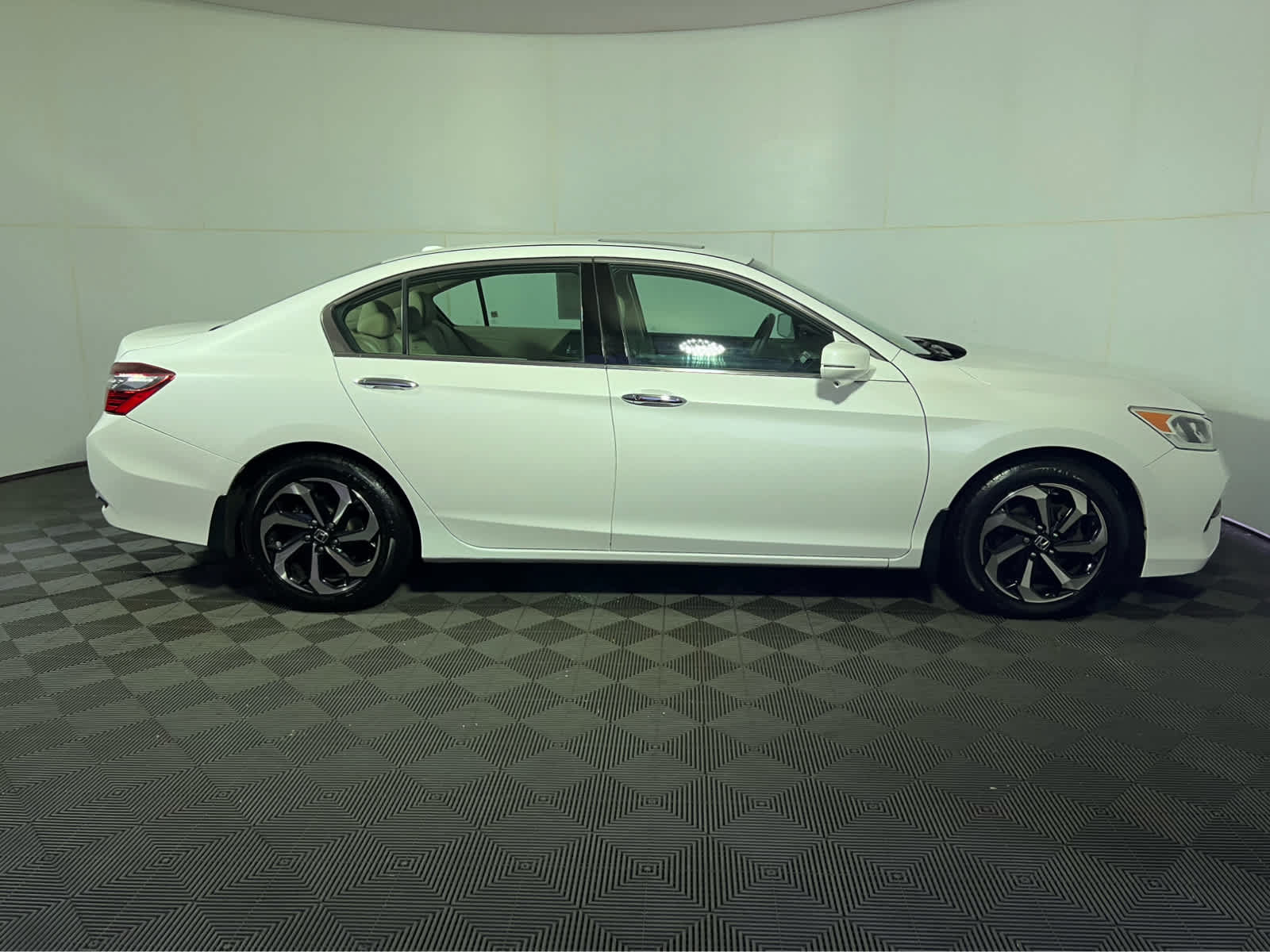 Used 2017 Honda Accord EX-L image 8