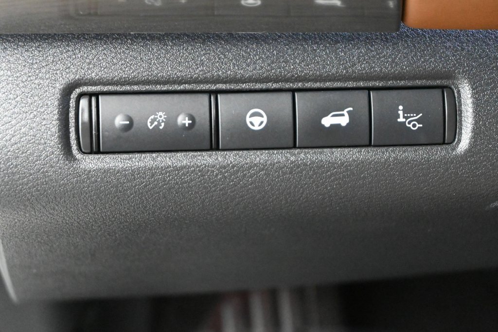 Used 2024 Nissan Pathfinder Platinum FWD image 6