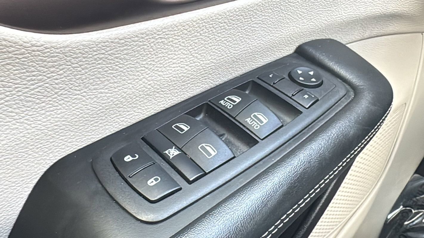 Used 2023 Chrysler Voyager LX image 27