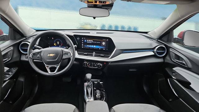 Used 2025 Chevrolet Trax LT w/ LT Convenience Package image 16