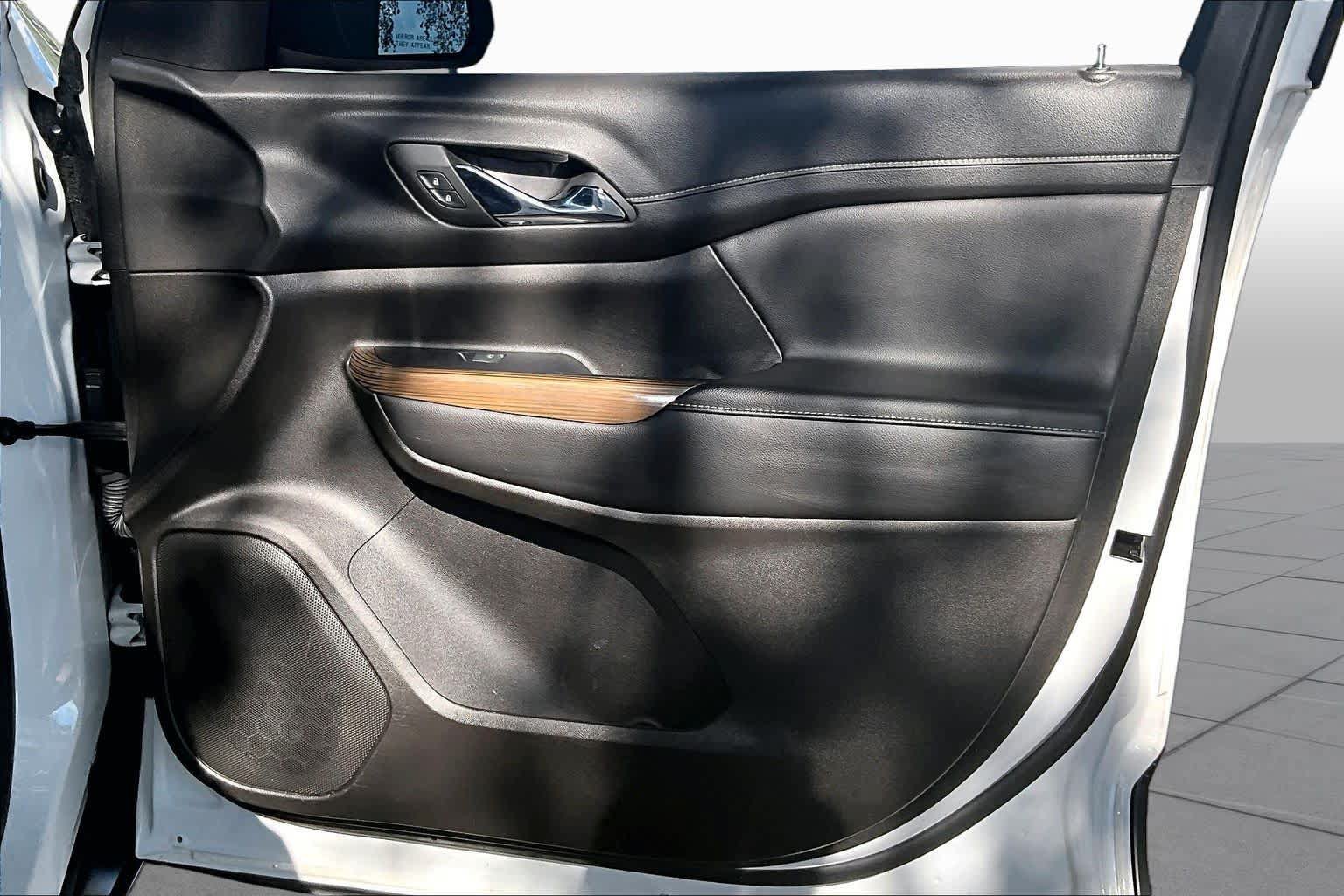 Used 2022 GMC Acadia SLE FWD image 23