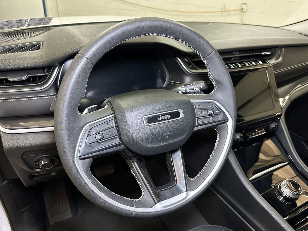 Used 2023 Jeep Grand Cherokee Laredo image 26