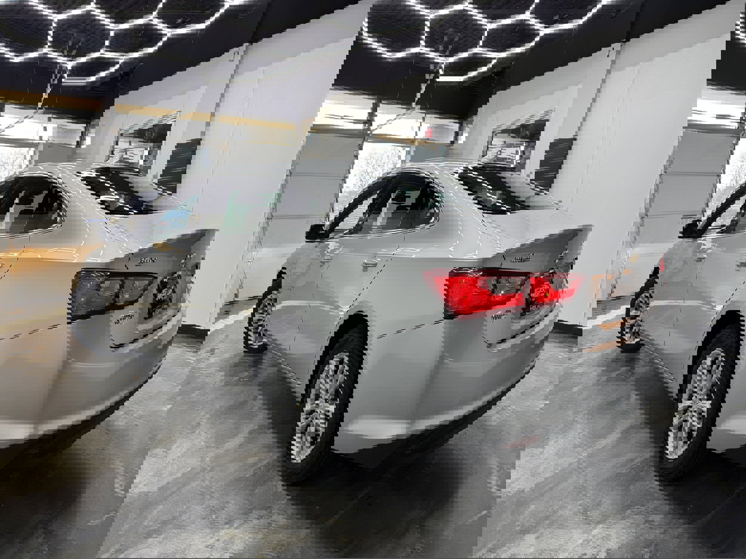 Used 2018 Chevrolet Malibu LT image 3