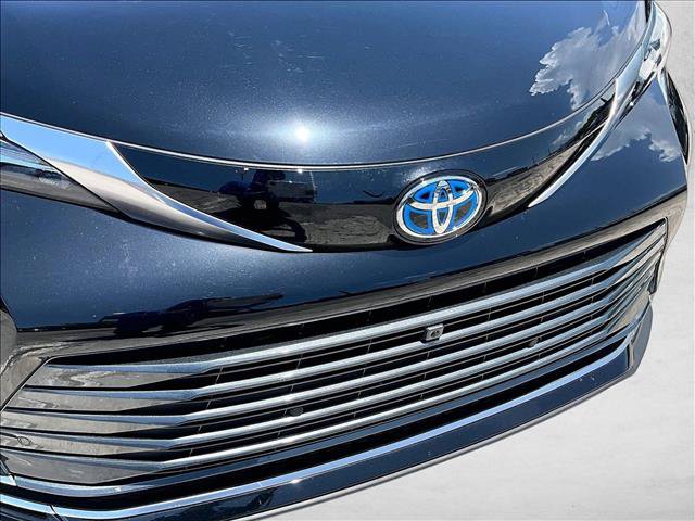 Used 2025 Toyota Sienna Platinum AWD/4WD image 28