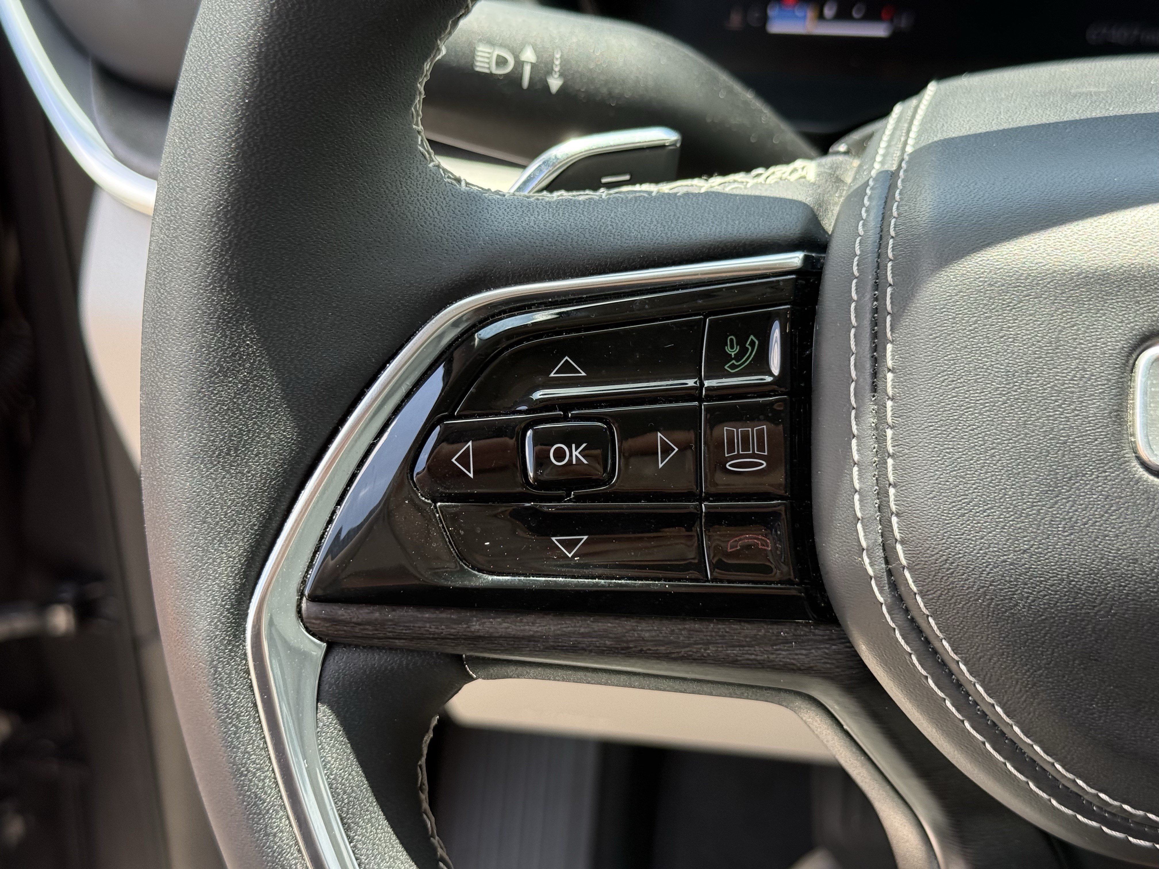 Used 2023 Jeep Grand Cherokee Overland RWD image 16