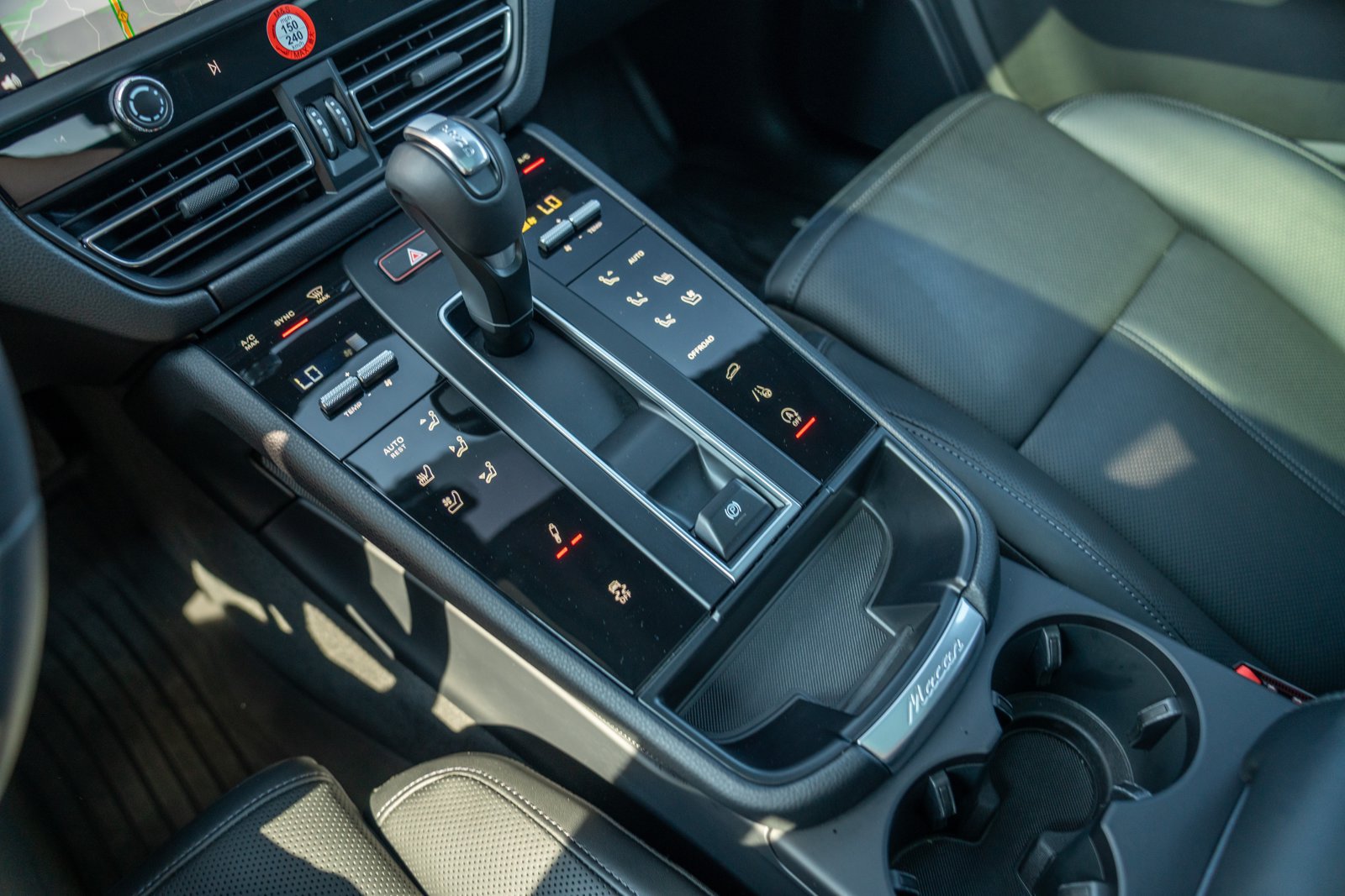 Certified 2026 Porsche Macan Turbo AWD/4WD image 21
