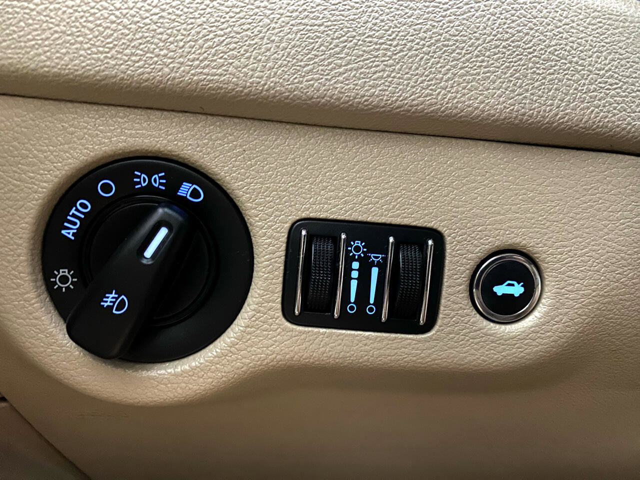 Used 2011 Chrysler 300 Limited w/ Luxury Group image 47