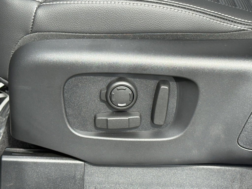 New 2025 Land Rover Discovery S image 11