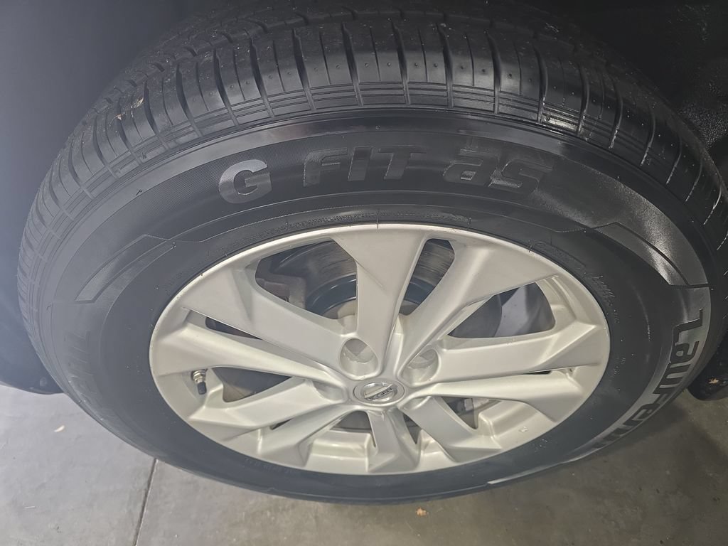 Used 2016 Nissan Rogue SV AWD/4WD image 25