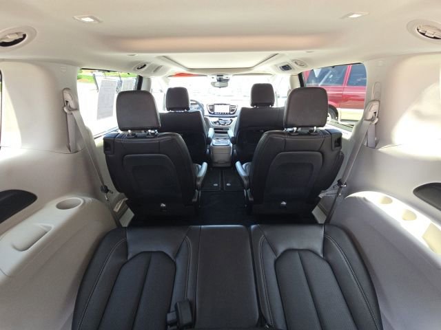 Used 2023 Chrysler Pacifica Touring-L FWD image 13
