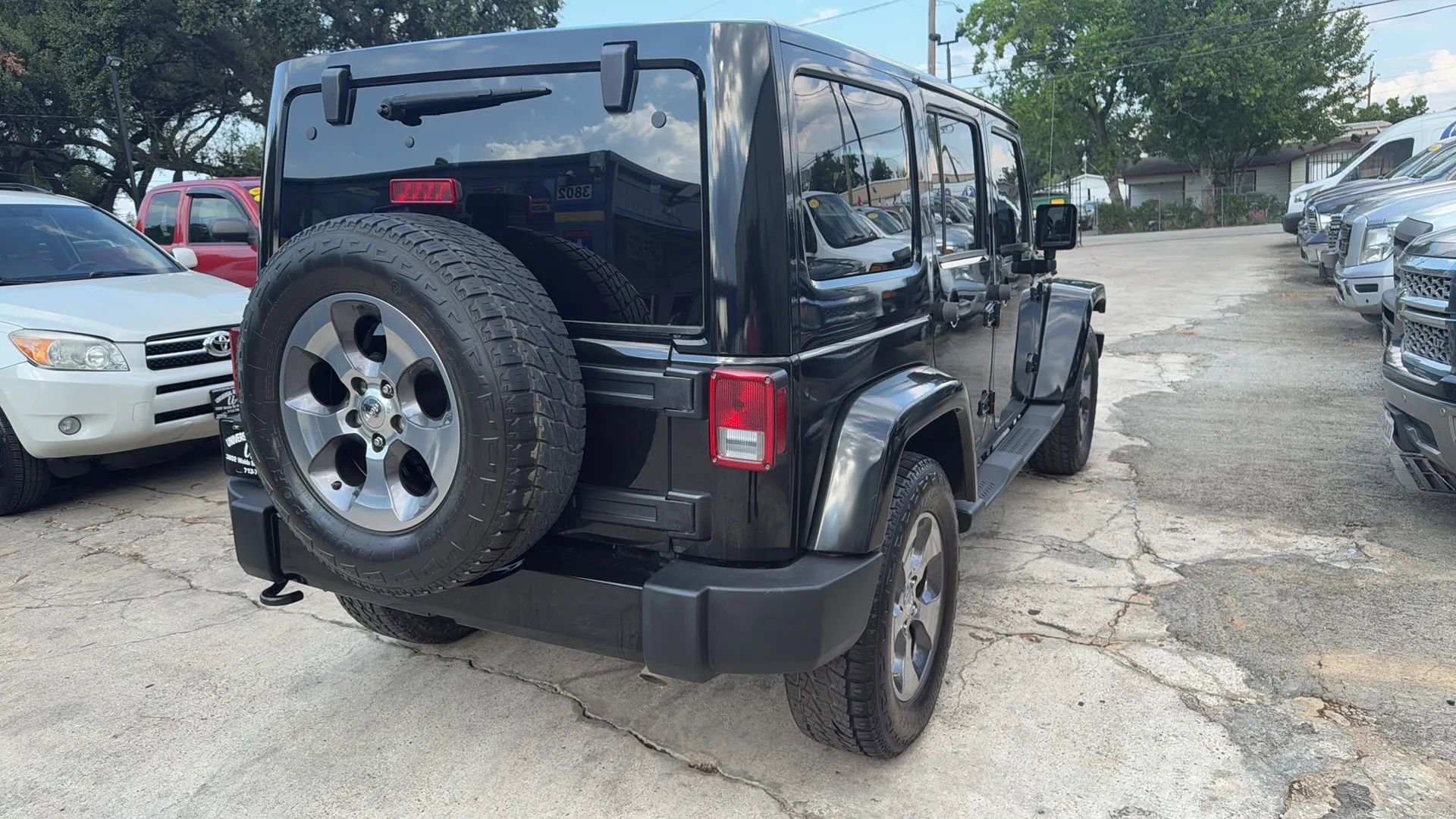 Used 2016 Jeep Wrangler Unlimited Sahara w/ Connectivity Group AWD/4WD image 7