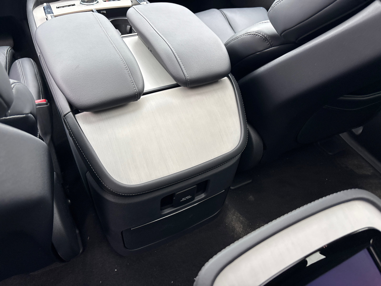 New 2026 Lincoln Navigator Reserve w/ Jet Appearance Package AWD/4WD image 32
