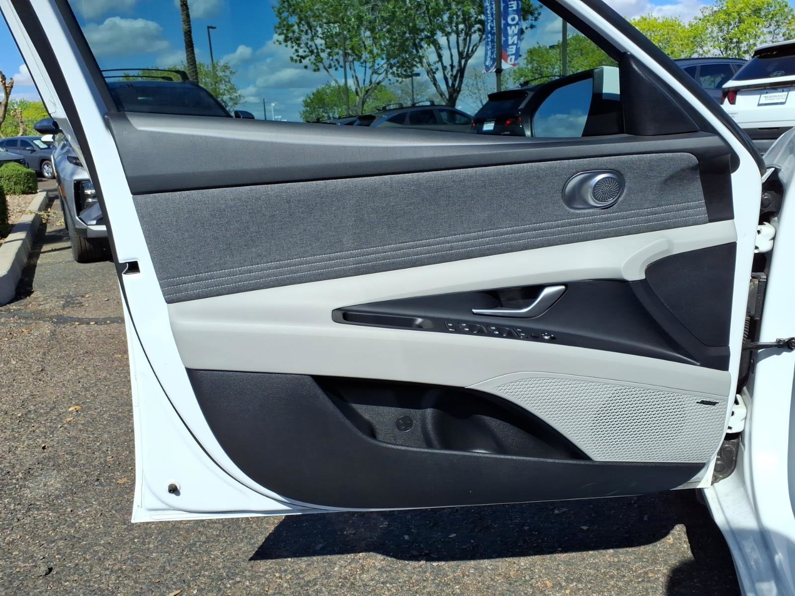 Certified 2025 Hyundai Elantra Limited image 18