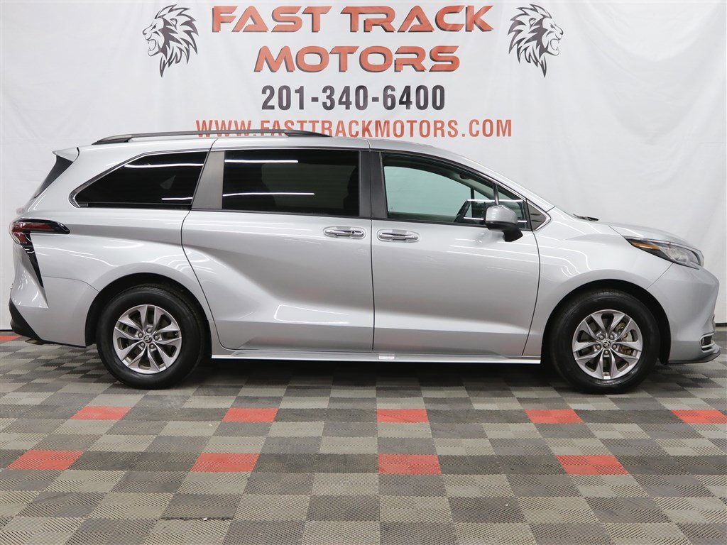 Used 2023 Toyota Sienna XLE image 4