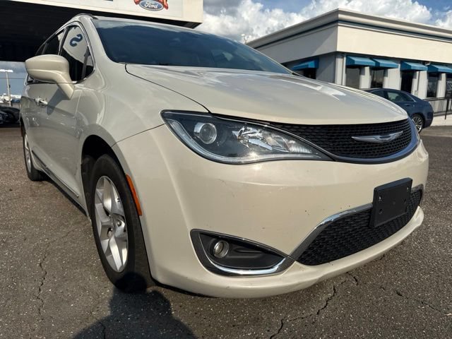 Used 2017 Chrysler Pacifica Touring-L FWD image 4