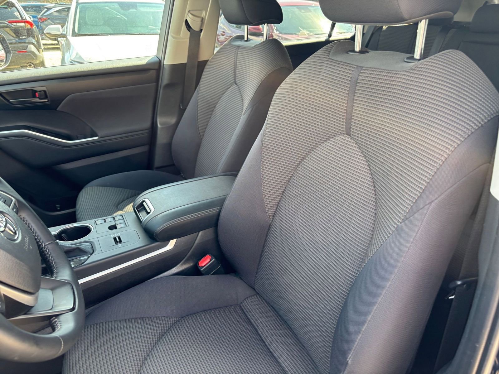 Used 2025 Toyota Highlander LE image 39