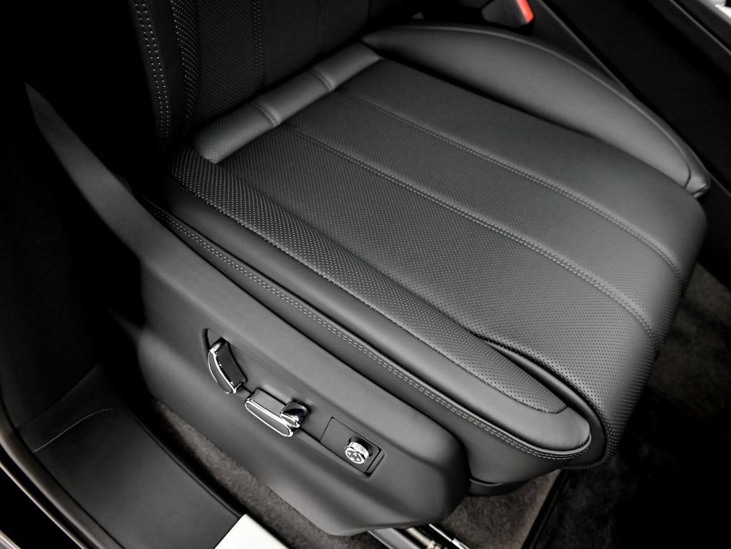 Used 2025 Bentley Bentayga AWD/4WD image 19