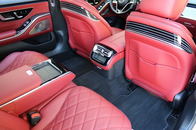 Used 2025 Mercedes-Benz S 580 4MATIC Sedan w/ AMG Line Package image 14