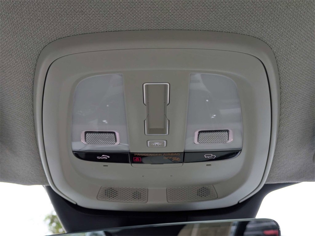 Used 2023 Volvo XC40 B5 Ultimate image 22