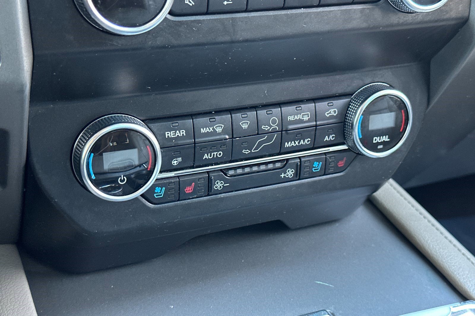 Used 2019 Ford Expedition XLT w/ Equipment Group 202A RWD image 17