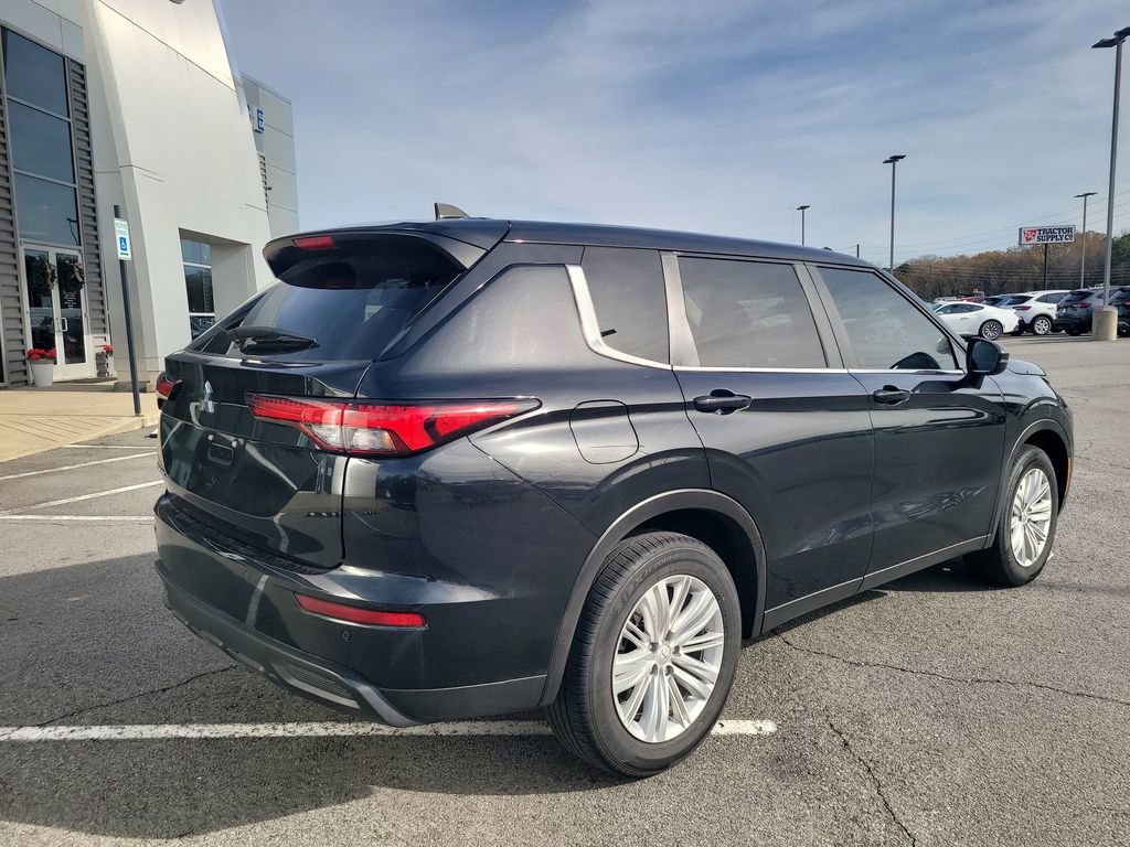 Used 2024 Mitsubishi Outlander ES image 3