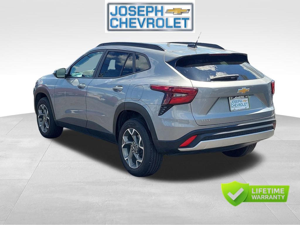 Used 2025 Chevrolet Trax LT w/ LT Convenience Package FWD image 3