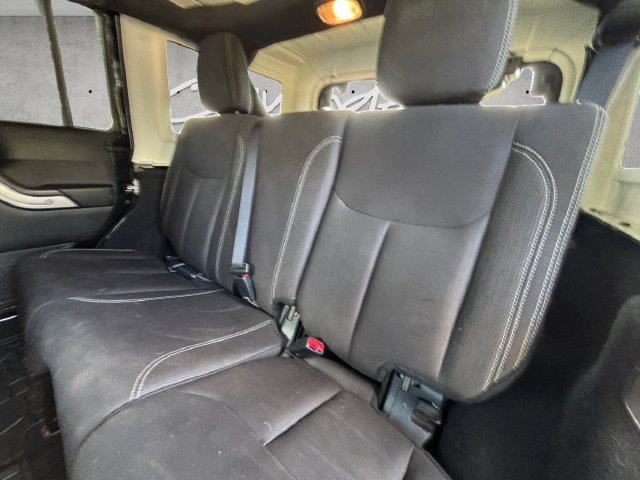 Used 2017 Jeep Wrangler Unlimited Rubicon w/ Cold Weather Group AWD/4WD image 28