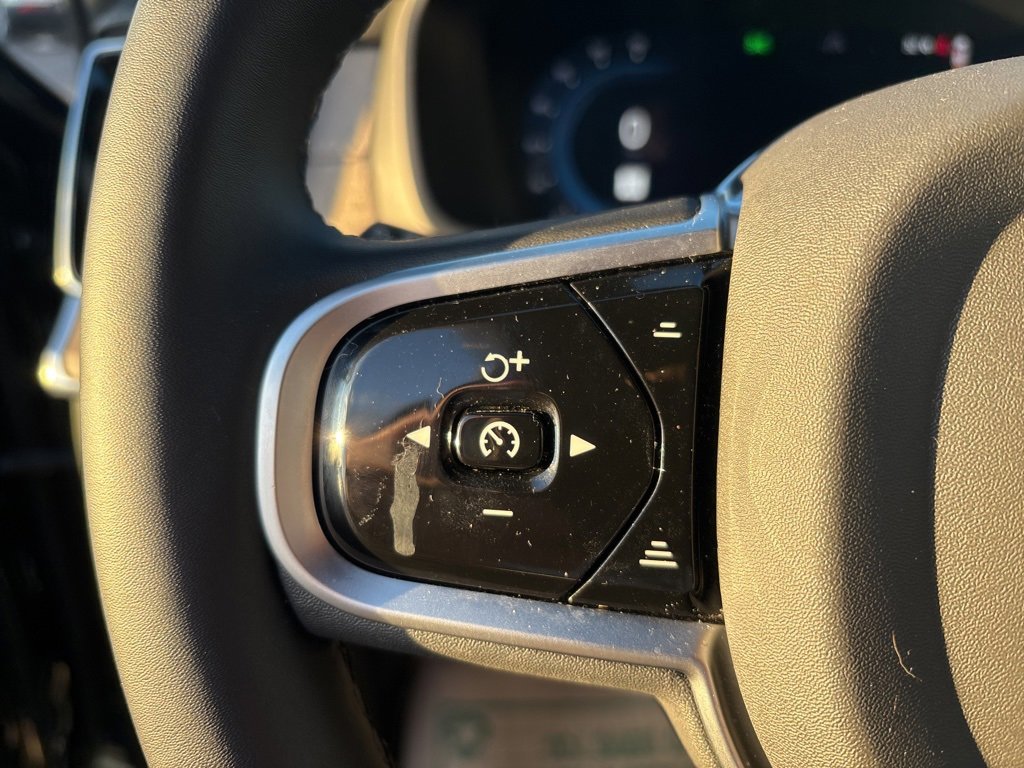 Certified 2025 Volvo XC90 B6 Plus image 25