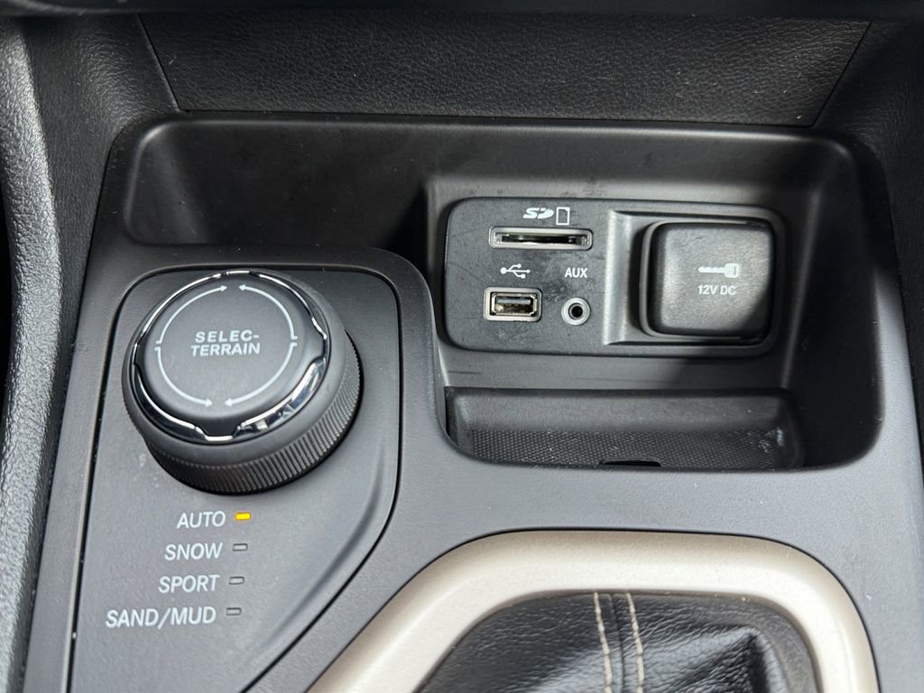 Used 2018 Jeep Cherokee Limited w/ Technology Group image 19