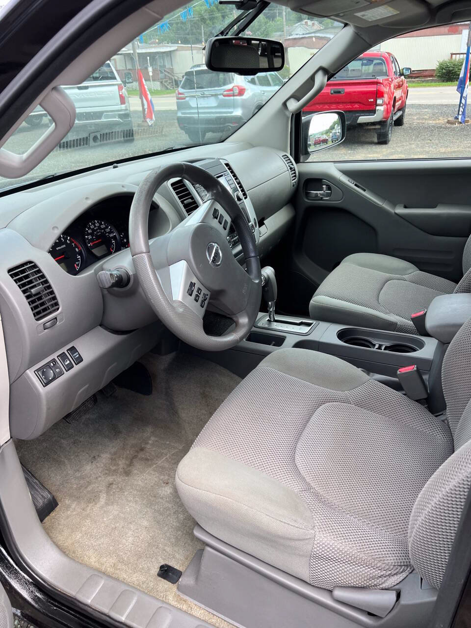 Used 2015 Nissan Frontier SV w/ SV Value Truck Package AWD/4WD image 4